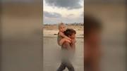 (VIDEO) La historia detrás de la imagen viral de un niño palestino, sollozando, que lleva cargando a su hermanito tras el desplazamiento forzado en Gaza