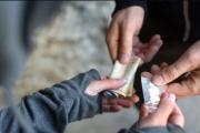 Usaban a su sobrino adolescente para vender drogas cerca de un colegio: quedaron detenidos