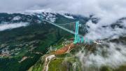 China inauguró y abrió al tráfico el puente más alto del mundo, de 625 metros altura