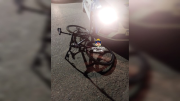 Acusaron a un salvaje que le quebró los brazos a un trabajador para robarle la bicicleta