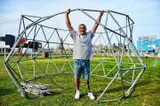 Franco fabrica domos con caños reciclados en Neuquén: sobrevivió al cáncer y es deportista adaptado