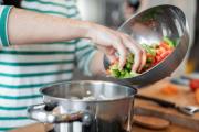 Escaldar las frutas y verduras las mantiene frescas por meses: Microbiólogo da el paso a paso