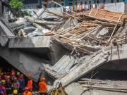 Se derrumbó una escuela en Indonesia mientras los estudiantes rezaban: un muerto y casi un centenar de heridos