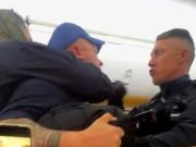 Hicieron una despedida de soltero en el avión y provocaron un aterrizaje de emergencia: “Arrancaron con botellas de licor”
