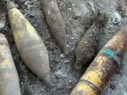 Remodelaba la casa de su padre en Córdoba y encontró armamento bélico enterrado en el jardín