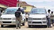 Dirigente del transporte yungueño denuncia que autos chutos cargan combustible con respaldo de organizaciones sociales