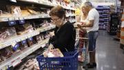 El Gobierno mete a los jubilados en la campaña y les da beneficios en supermercados 