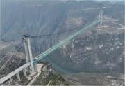 Dos horas de viaje en dos minutos: inauguraron el puente más alto del mundo en China