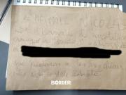 Una nota en una comisaría con información sobre Pequeño J