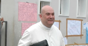 Con bastón y su característica sonrisa, el padre Rómulo retomó sus actividades