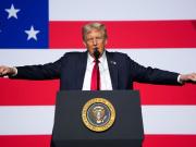 Frente a cientos de militares, Trump y el jefe del Pentágono arengan a “prepararse para la guerra”: las Fuerzas Armadas serán más poderosas que nunca