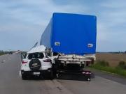 Trágico accidente en la autopista Córdoba-Rosario: una camioneta chocó con un camión y murió una persona