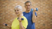 Los beneficios para la salud de hacer ejercicio durante la tercera edad, según los especialistas