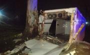Rescate de urgencia y tensión en La Plata por un camión frigorífico que se despistó, volcó y chocó