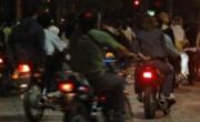 VIDEO. Caravana de motos en Plaza Moreno, ruidos insoportables y bronca de los vecinos