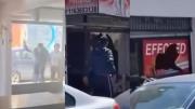 Un joven causó serios destrozos en el frente de una financiera