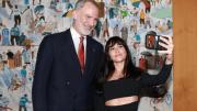 Aitana deslumbra en los Premios Vanguardia 2025 y comparte un divertido selfie con el Rey Felipe VI
