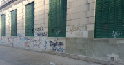 Empezaron a tapar las pintadas de la polémica en las paredes de la Normal Sarmiento