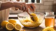 Miel y cáscaras de limón: una mezcla recomendada con múltiples beneficios
