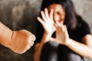 Vio a su novia hablando con sus amigos, le robó y le propinó una paliza