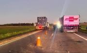 Choque múltiple fatal en la autopista Rosario-Buenos Aires: un camionero muerto y varios heridos