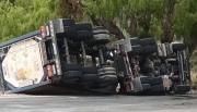 Volcó un camión que transporta combustible en la Quebrada del Toro