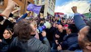 Javier Milei hizo una breve caminata de campaña por Ushuaia con sus candidatos y militantes