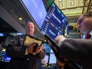 Sin calma en los mercados: el dólar trepa a $ 1.450 y los bonos caen hasta 2,5%