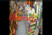 VIDEO: ebrio entró a un kiosco e intentó llevarse un fernet y galletas entre sus ropas