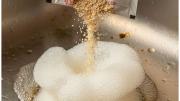 El truco para desatascar desagües con levadura en polvo y agua caliente, sin usar soda cáustica