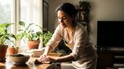 Para qué sirve limpiar los muebles de casa con posos de café: un truco de limpieza efectivo