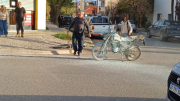 Dobló sin luz de giro y embistió a un motociclista en el oeste: “Quiere salir rápido para ver a su bebé”