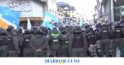 Milei debió suspender el acto de campaña en Ushuaia por protestas del kirchnerismo