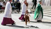 EN VIDEO: Niña rompió el protocolo en el Vaticano y lo que le pidió a León XIV conmovió a todos