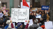 Apoyo millonario para inmigrantes: esta ciudad de EEUU brinda asistencia legal y bienestar comunitario