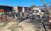 VIDEO. Tensión por un incendio en La Plata: se prendió fuego una casa y quedó hecha cenizas