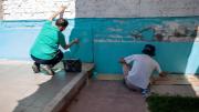 Grafiteros sancionados por vandalizar paredes repintaron dos jardines en lugar de pagar una multa