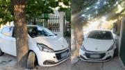 Un borracho abandonó su auto, incrustado entre una casa y un árbol, en plena calle Alderete