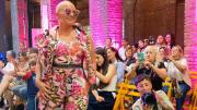 Un desfile de 12 mujeres con cáncer inspira conciencia en el mes rosa y María emociona con su historia