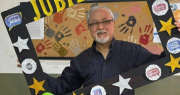 ¡Gracias profe!: un docente caucetero se jubiló y se despidió izando la bandera