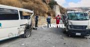 Dos minibuses chocan en la autopista La Paz