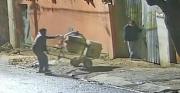 Video: Delincuentes son captados llevándose una mezcladora y otros objetos de una construcción
