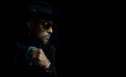 Bernard Fowler en el Broadway: una noche de rock, banderas y espíritu stone