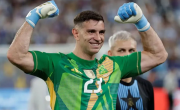 Dibu Martínez encendió las alarmas por una lesión en la previa del partido de Aston Villa