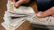 El dólar tuvo su mayor suba diaria en 5 meses, llegó a $1.450 y achicó la brecha con el blue