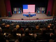 Cientos de oficiales. Dos largas horas de teatro político