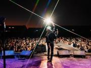 Tocaba en una banda tributo a los Guns N' Roses hasta que uno de sus fundadores lo escuchó y se lo llevó, hoy la rompe en los escenarios de Estados Unidos