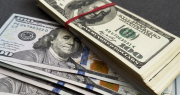 La presión cambiaria lleva al dólar blue en San Juan cerca de los $1.500 y en los bancos se vende más barato