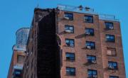 Nueva York: susto tras el derrumbe parcial de una torre de departamentos