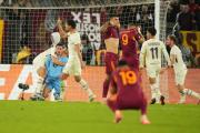 Insólito: Roma pateó tres veces un penal, los erró todos y perdió por la Europa League